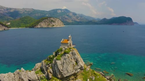 Luftaufnahme der Kirche Sveta Nedelja auf einer felsigen Insel in der Nähe von Petrovac, Montenegro