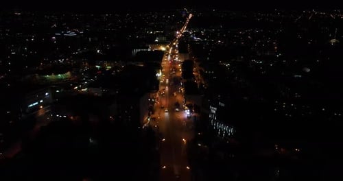 Imagem de Night City à noite. Luzes brilhantes. Megalópole