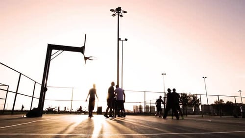 Basketballspiel bei Sonnenuntergang