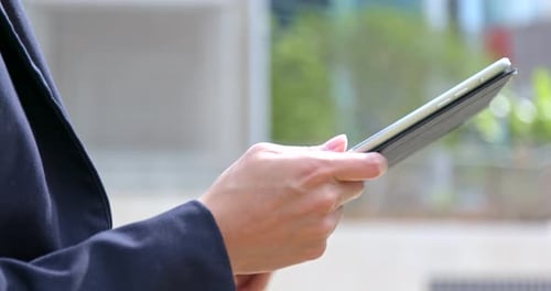Geschäftsfrau nutzt Tablet-Computer