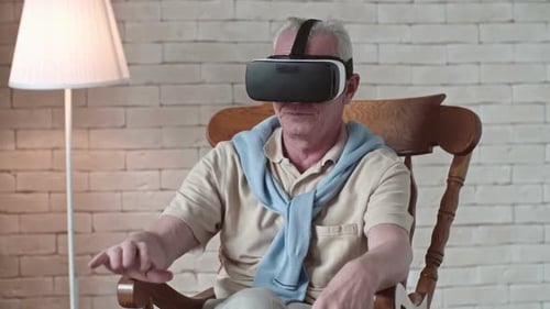 Homem idoso em óculos de realidade virtual tocando ar