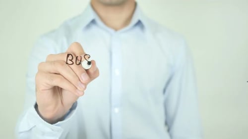 Ocupado sin hacer nada, escribiendo en una pantalla transparente