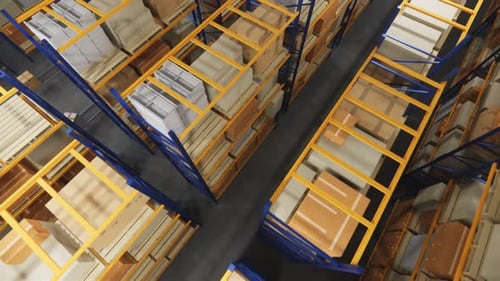Entrepôt avec boîtes en carton à l'intérieur sur des rayonnages à palettes, logistique