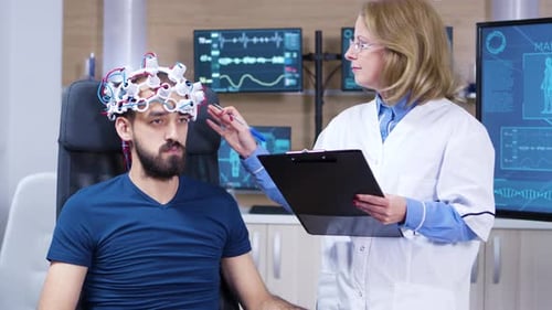 Neurologe schreibt Diagnose für männlichen Patienten