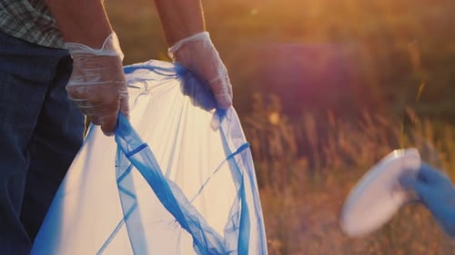 Los voluntarios ponen basura en bolsas de plástico. Limpiar el parque y cuidar el medio ambiente