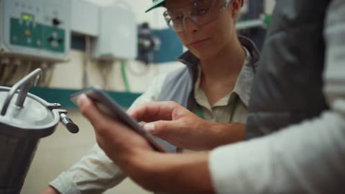 Les ingénieurs du secteur vérifient la maintenance