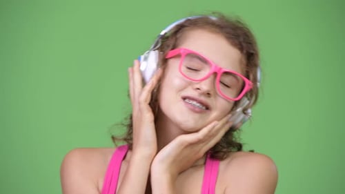 Junge schöne Nerd-Frau hört Musik