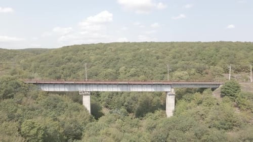Vista aérea da ponte ferroviária vazia na região de Samtskhe-Javakheti, Geórgia.
