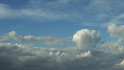 Dicke weiße Wolken bewegen sich schnell.