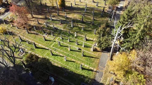 Survol Drone d'un vieux cimetière avec des pierres tombales, des pierres tombales et des flèches