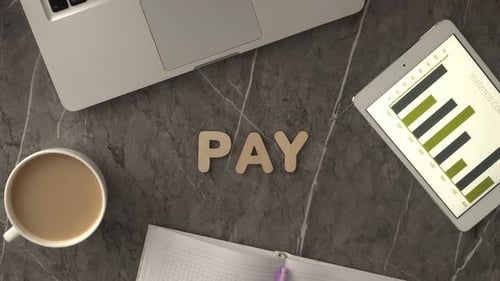 Pay Business Word pone letras sobre la mesa