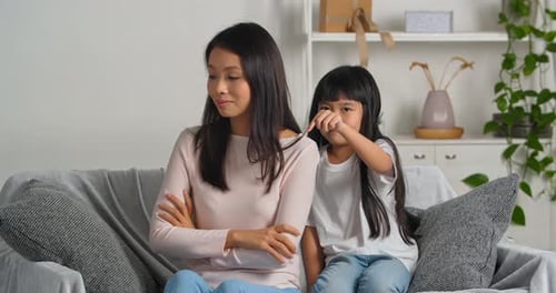 Asiatische Frau Beleidigte Mutter fühlt Traurigkeit und Stress durch Missverständnisse Kind macht sich Sorgen
