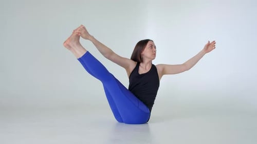 Femme fait des exercices de yoga