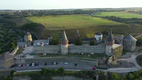 Altes Schloss in der Ukraine im Sommer