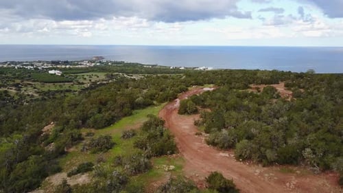 Vue aérienne par Drone de la péninsule d'Akamas à Chypre à Paphos en suivant un chemin de terre en haut de la colline