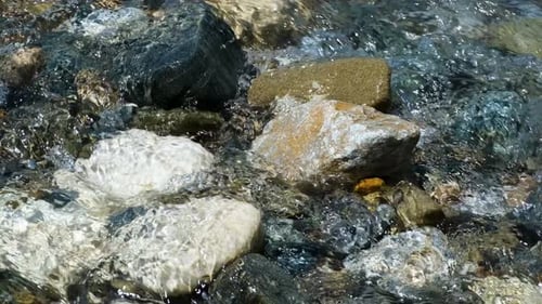Écoulement de l'eau sur la rivière