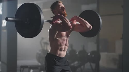 Zeitlupe Fitness Mann Bodybuilder Training mit Langhantel Gewichtheben Übung Muskelsportler