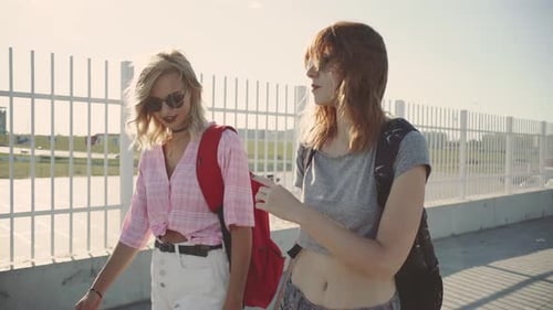 Deux jolies copines parlant et riant dans la rue