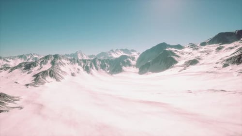 Panoramablick auf die Berge mit schneebedeckten Gipfeln und Gletschern