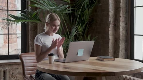 Heureuse femme d'affaires travaillant sur un ordinateur portable. Portrait d'une femme souriante travaillant avec un ordinateur