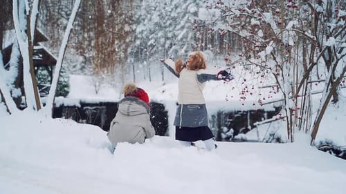 Kinder spielen draußen im Schnee. Spaß im Freien für Familienweihnachtsferien.