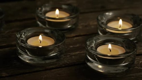 Bougies à thé avec mèches flamboyantes sur fond en bois - CANDLES 005