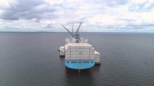 Saubere Sicht auf das Frachtschiff von hinten im Meer an einem schönen bewölkten Tag