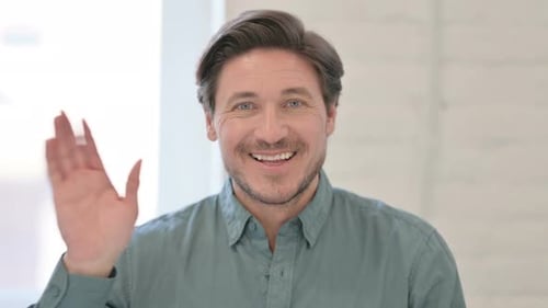 Porträt eines winkenden Mannes mittleren Alters, einladend