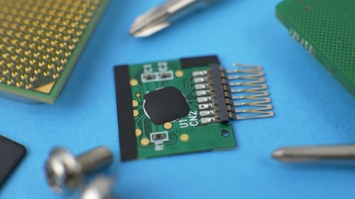 Elektronisch grüne Platine mit Mikrochip und Transistoren