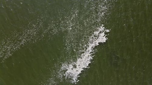 Wasser, Ozeanwelle, blaue Wellen, die zusammenbrechen, kräuseln sich und brechen eine wellenförmige Oberfläche