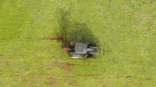 Imágenes de maquinaria agrícola con un Zumbido mientras esparcían semillas