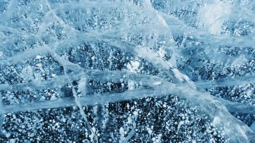 Blaues Eis und gefrorene Blasen am Baikalsee