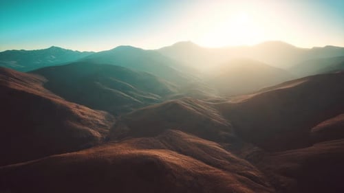 Collines avec rochers au coucher du soleil