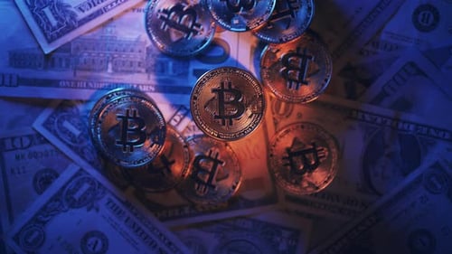 Goldene Bitcoin-Münzen rotieren auf dem Hintergrund der Dollar-Banknoten