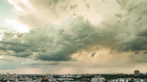 Sturmfront und Regen-Zeitraffer über der Abendstadt