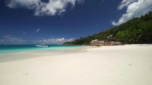 Entspannender Sandstrand ohne Menschen