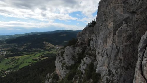 Aerial Filmmusik Shot Hochgeschwindigkeits-Sport-FPV-Drohne fliegt über natürliche Bergklippen umgeben