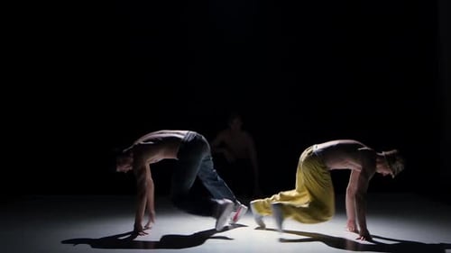 Drei Breakdance-Tänzer mit nacktem Torso beginnen zu tanzen, auf Schwarz, Schatten