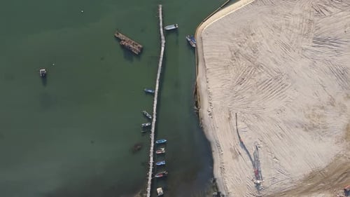 Luftaufnahme von oben nach unten, Fischersteg mit Holzbrücke