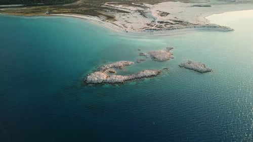 Águas turquesas e praia rica em minerais brancos do Lago Salda, Burdur.