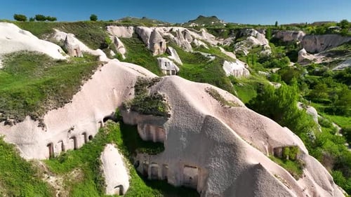 Fantastische Luftaufnahme von Felsformationen, die Fairy Chimneys genannt werden, in Kappadokien 4 K