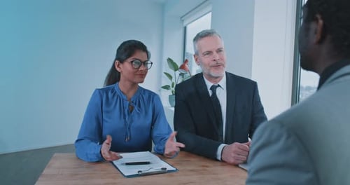 Le manager et le recruteur posent des questions à un candidat potentiel