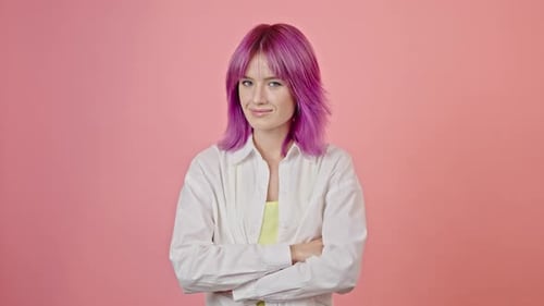 Mujer teñida de pelo morado se siente segura mostrando signos de aprobación