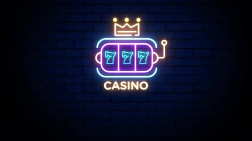Slot Machine Play Casino Neon Sign no fundo da parede de tijolos 4K