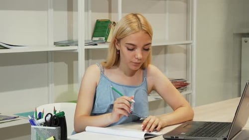 Attraktive Studentin macht ihre Hausaufgaben mit Laptop 1080p