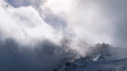 Nebel über den verschneiten Bergen