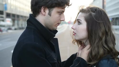 Retrato de joven y hermosa pareja enamorada al aire libre en la ciudad mirando a los ojos