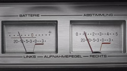 Dois medidores VU analógicos em indicadores de seta de gravador de fita prateada