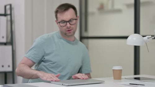 Junger Mann arbeitet im Stehen und geht weg