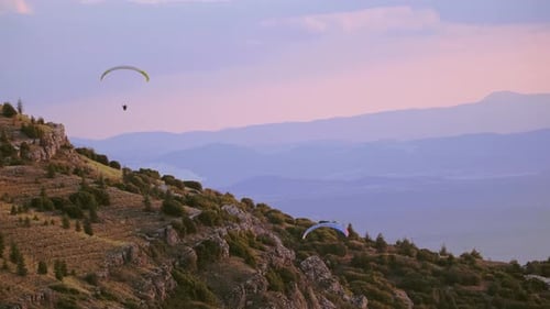 Gleitschirmfliegen in den Bergen
